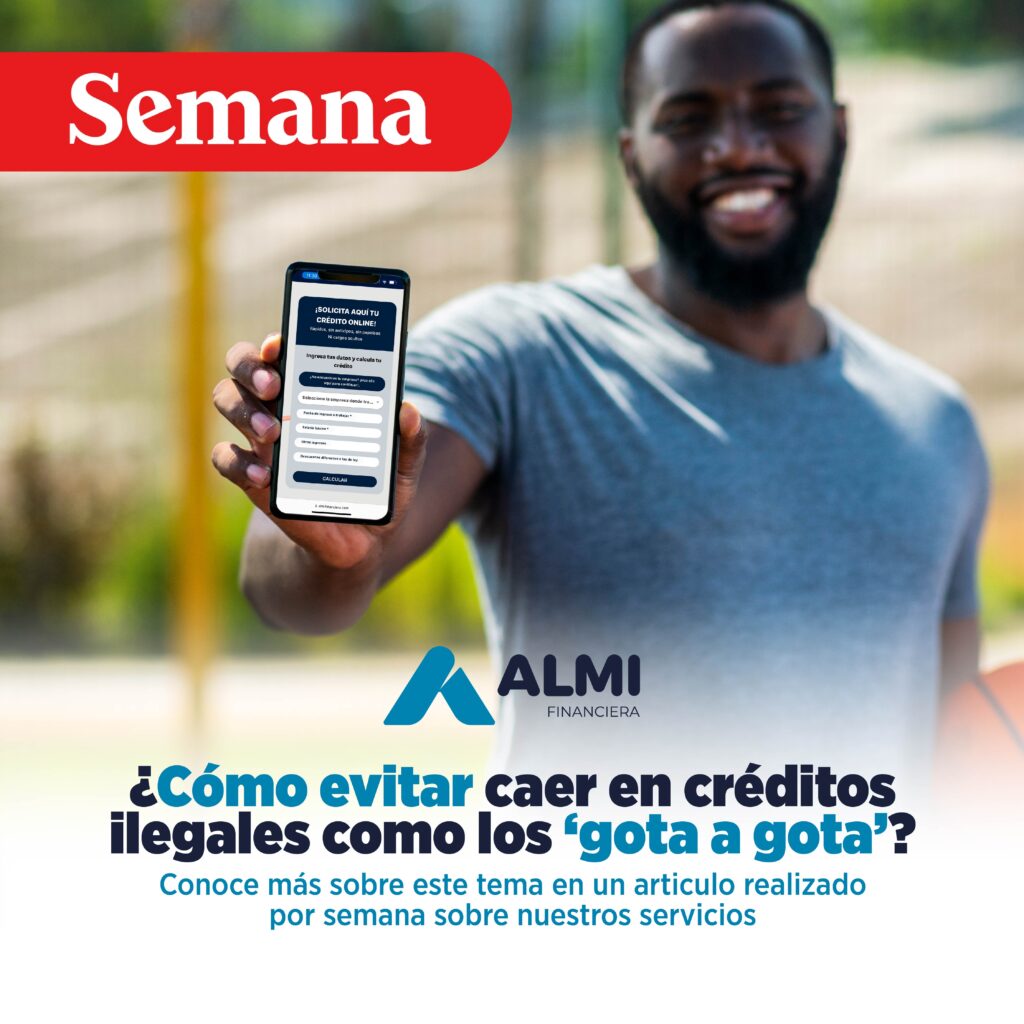 Persona sosteniendo su celular y mostrándolo frente a la cámara