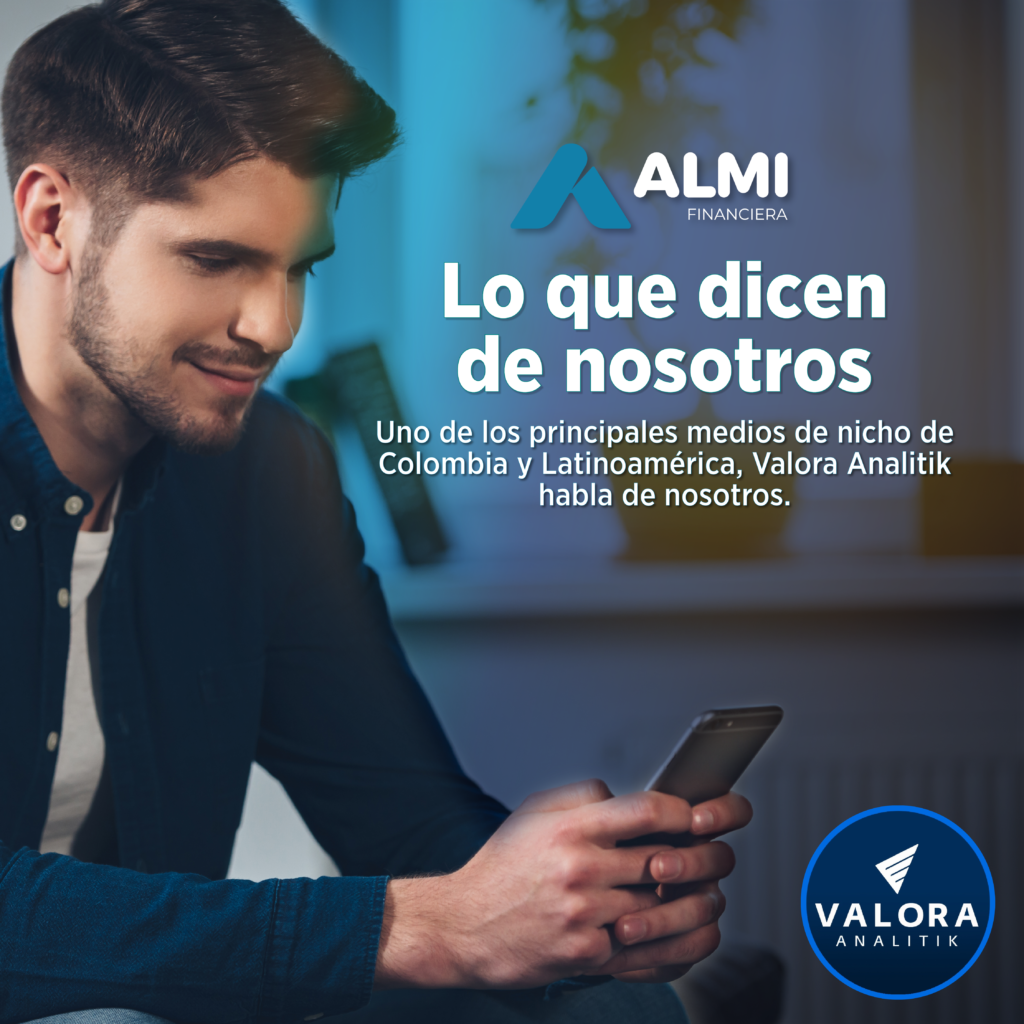Persona viendo algo en su celular