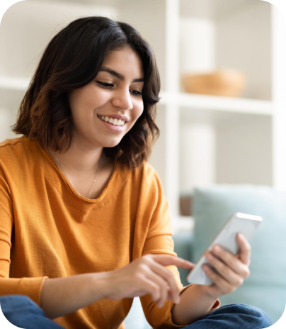 Persona firmando digitalmente crédito de libranza ALMI desde su celular