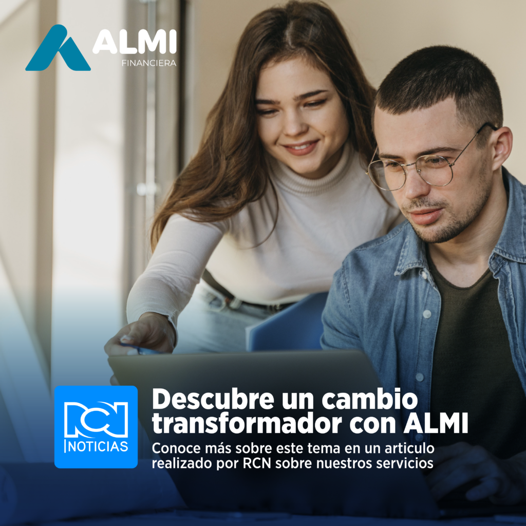 Personas revisando algo en su computador