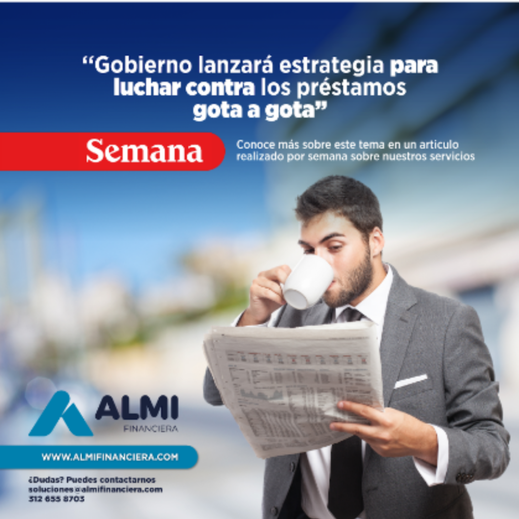 Paersona con traje de saco y corbata lee la prensa mientras toma una bebida de una taza