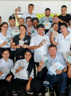 racamandapa Grupo de personas con billetes en sus manos