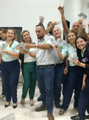 rodiclar Grupo de personas con billetes en sus manos
