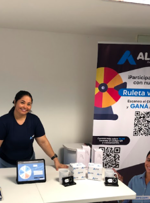 summar Funcionaria de ALMI en un evento